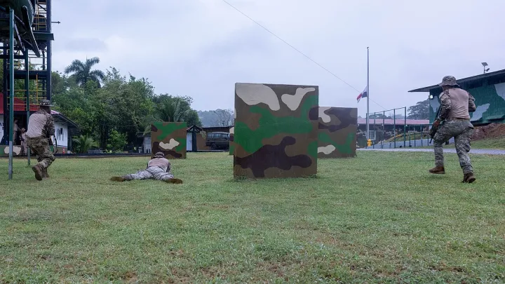 Panamanian security forces practice squad movements (8987382)